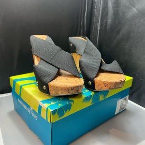 Women’s size 10 wedge
Gently used